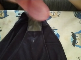 Corrida en bragas de mi mujer 135